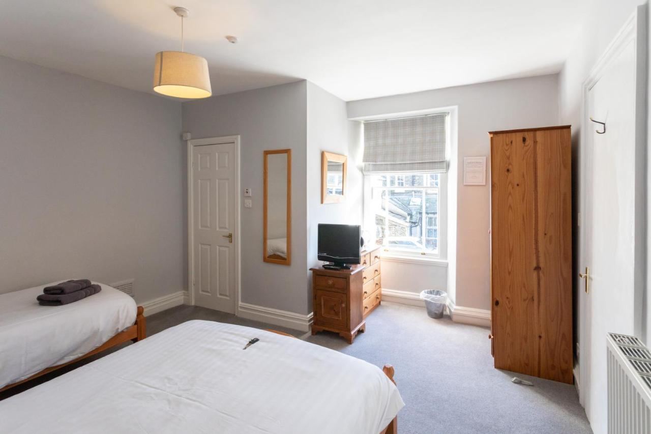 Twin room with double bed and single bed